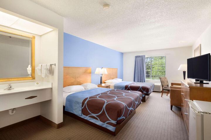 1 Queen Bed (4 of 10)