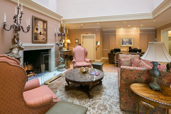 Lobby lounge