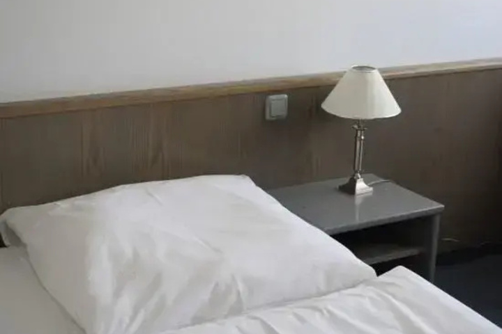Room 4 of 10