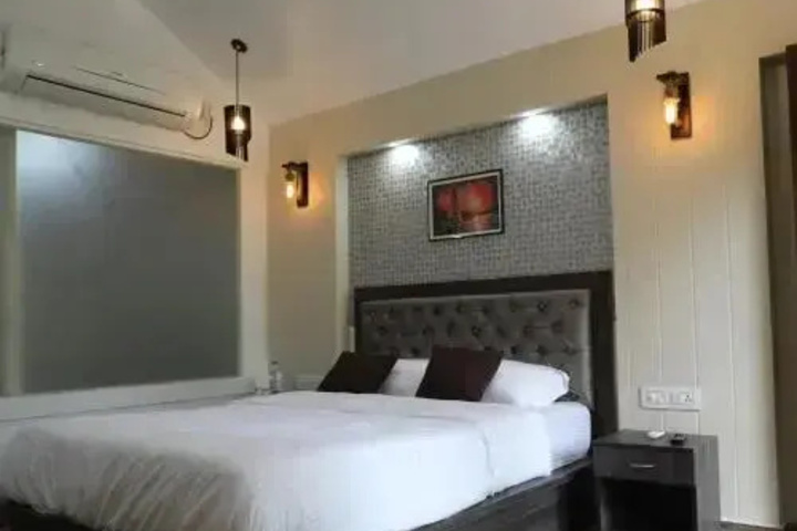Room 6 of 12