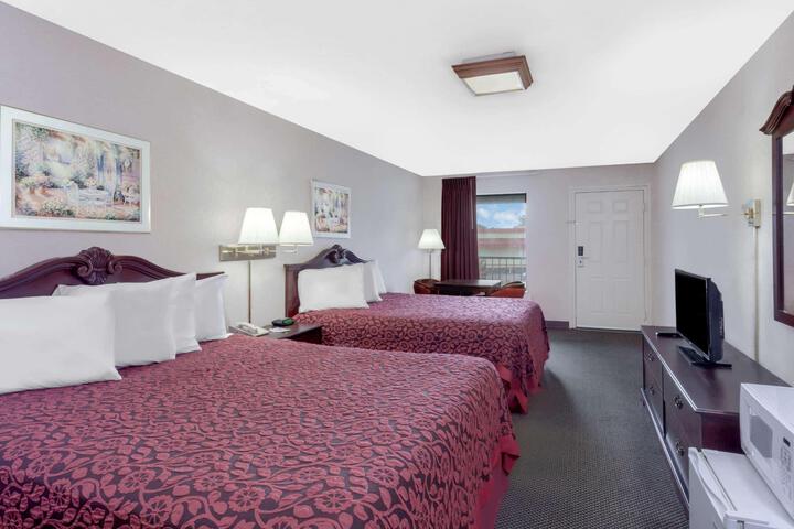 2 Queen Beds (1 of 6)