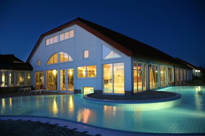 Pool 33 of 64