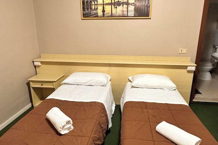 Room 12 of 38