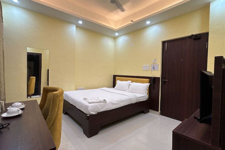 Room 13 of 32