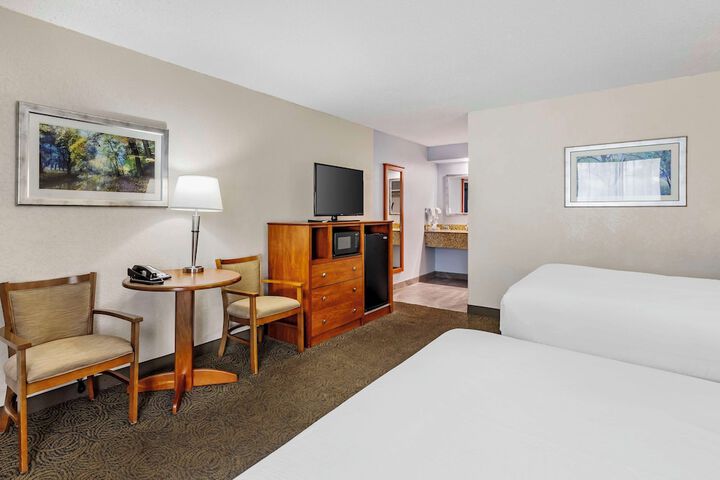 2 Queen Beds Pet Friendly Room Pillow Top Mattress Microwave and Refrigerator High Speed Internet Accessible Coffee Maker Full Breakfast (12 of 17)