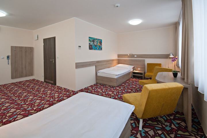 Room 3 of 40