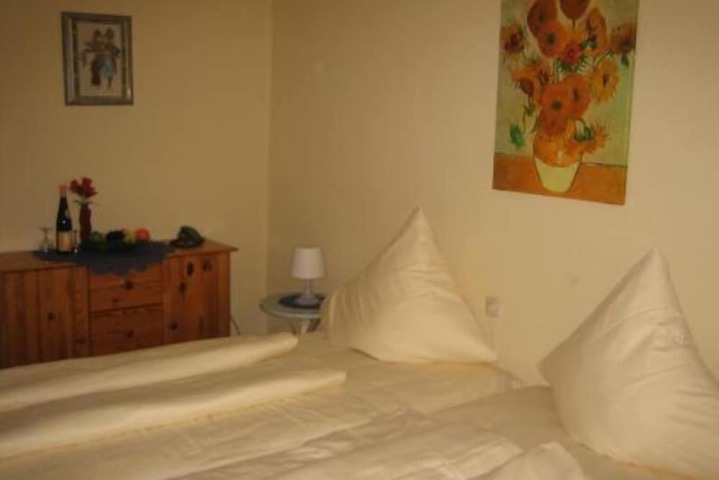 Room 8 of 10