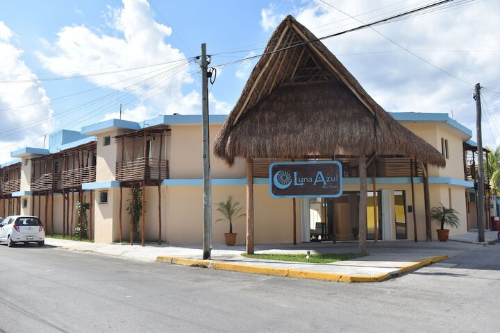 Exterior of Luna Azul by Uvas
