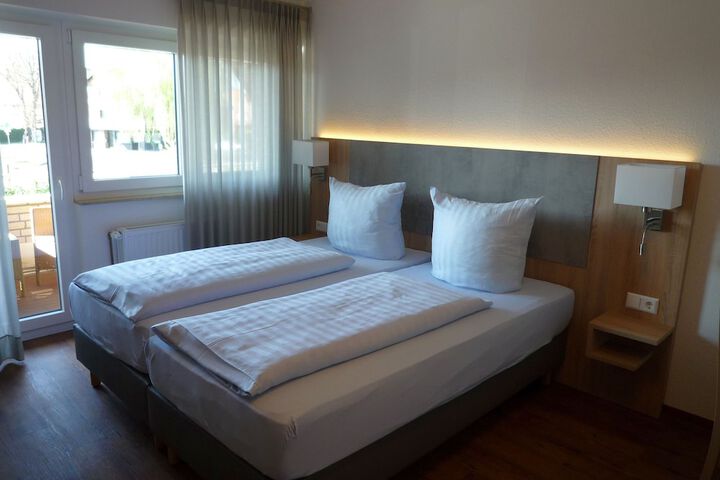 Room 10 of 28