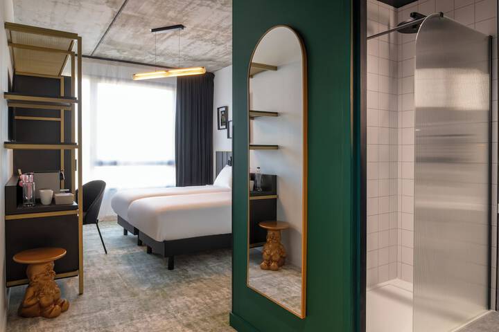 Room 8 of 62