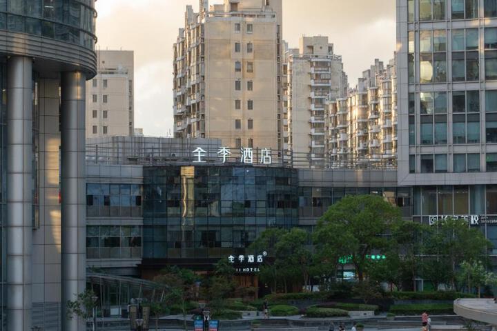 JI Hotel Shanghai Zhenbei Road Metro Station