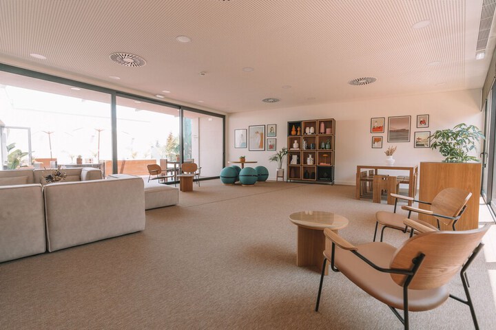Lounge 74 of 84