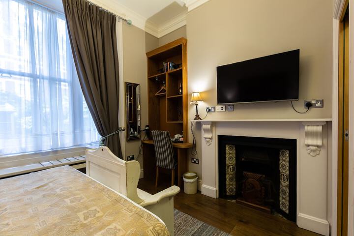 Room 45 of 128