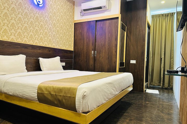 Room 13 of 17