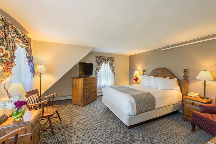 Classic Queen Bed (6 of 18)