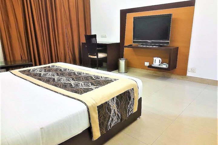Room 6 of 12