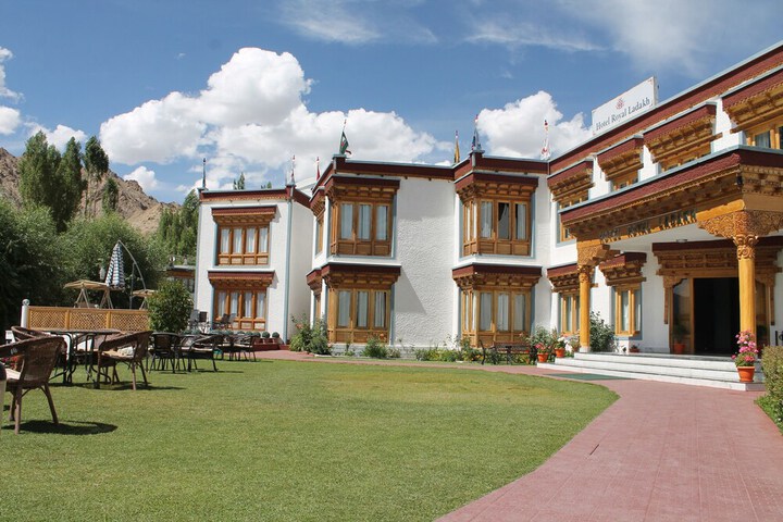Hotel Exterior 40 of 45