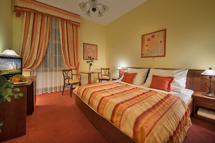 Room 4 of 18