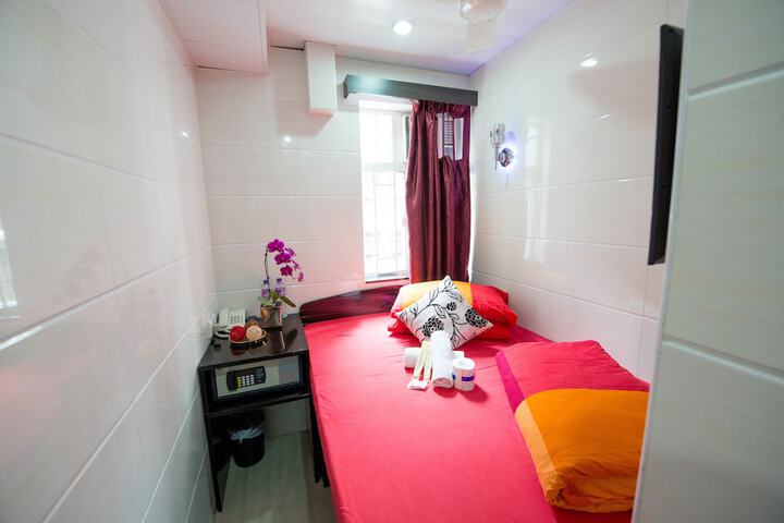 Room 32 of 100