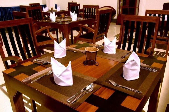 Dining 19 of 24