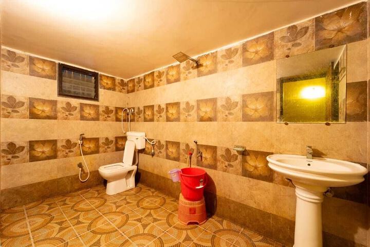 Room 9 of 18