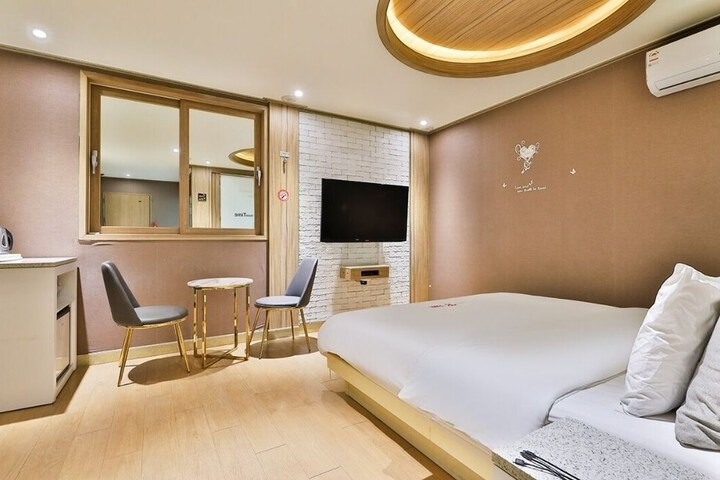 Room 9 of 100
