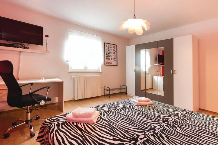 Room 4 of 16