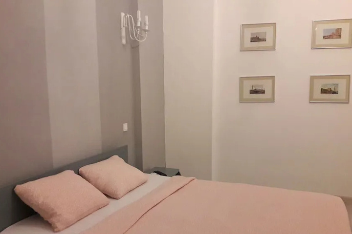 Room 5 of 12