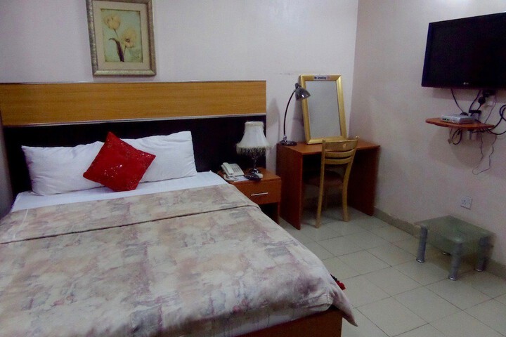 Room 8 of 37