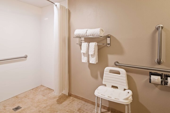 1 Queen Bed High Speed Internet Accessible Coffee Maker, Hairdryer Iron and Ironing Board Continental Breakfast (6 of 13)