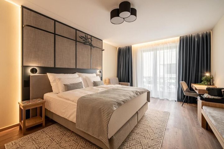 Room 32 of 53