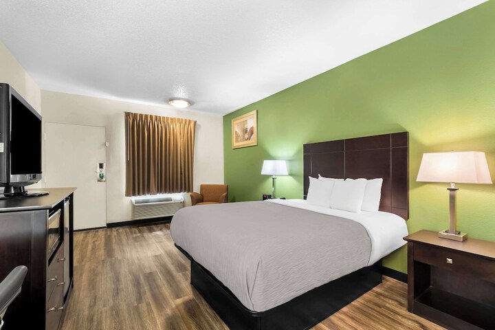 1 Queen Bed (15 of 15)