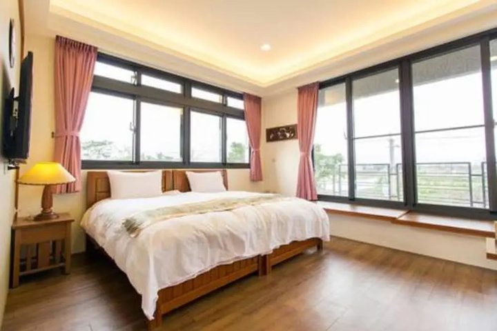 Room 5 of 16