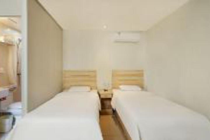 Room 21 of 21
