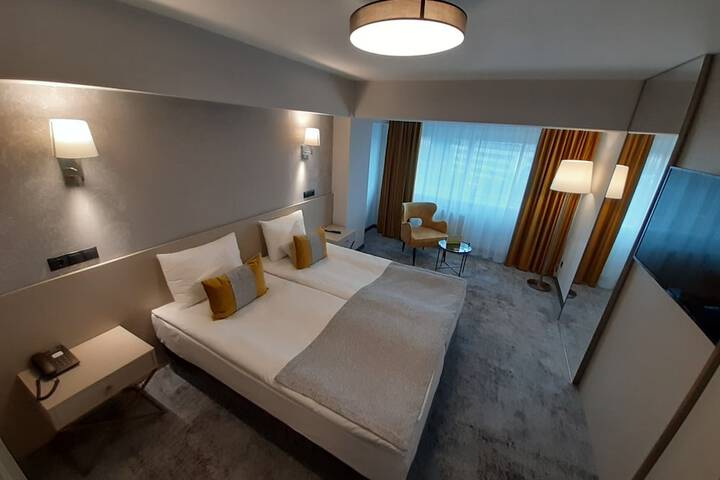 Room 3 of 33