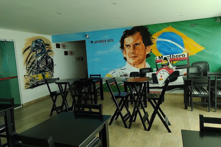Room 6 of 12