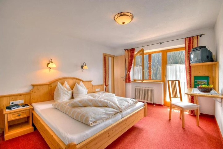 Room 4 of 7