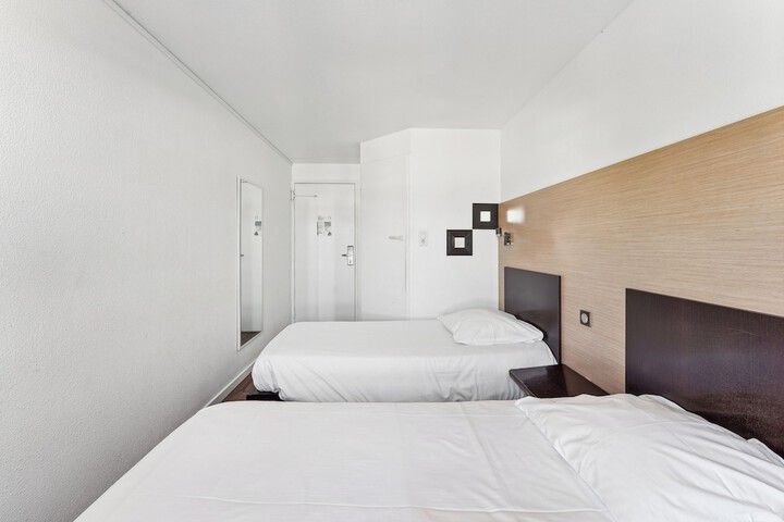 Room 8 of 28