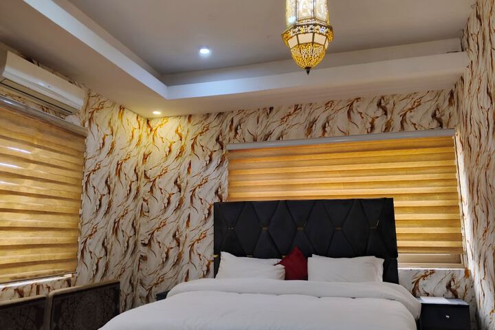 Room 10 of 29