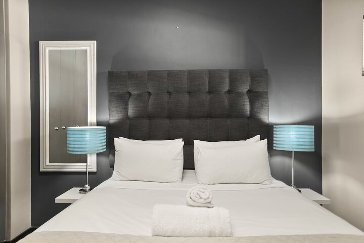 Room 13 of 215