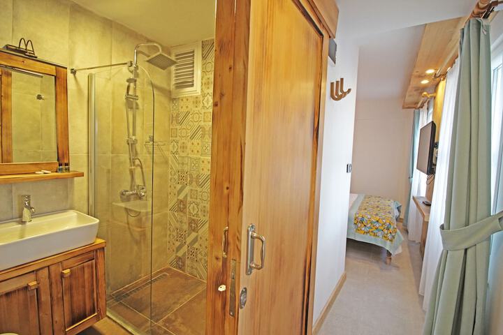 Room 33 of 61