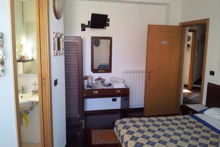 Room 10 of 18