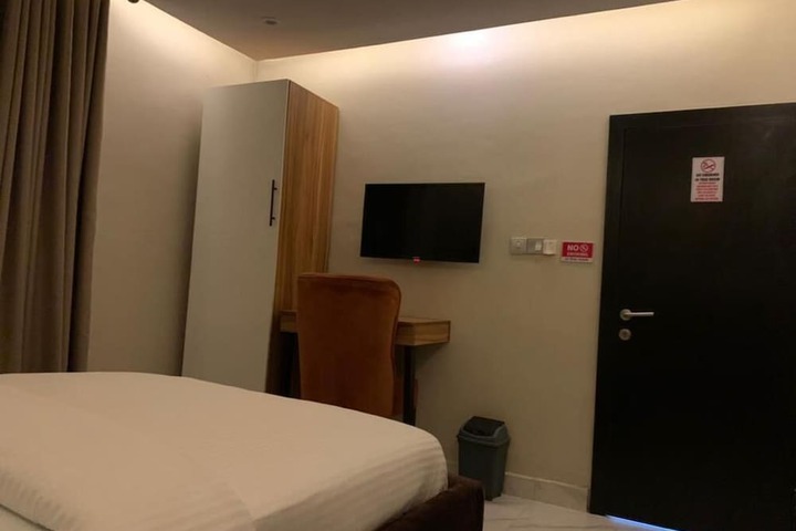 Room 4 of 12