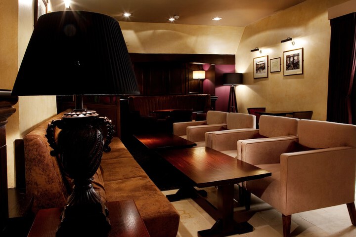 Lounge 127 of 142