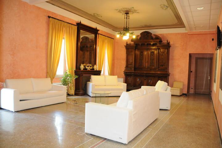 Lobby lounge