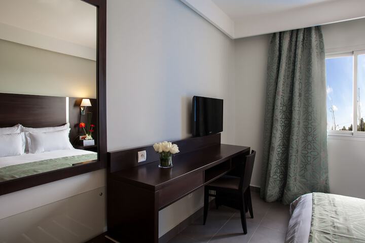 Room 28 of 48
