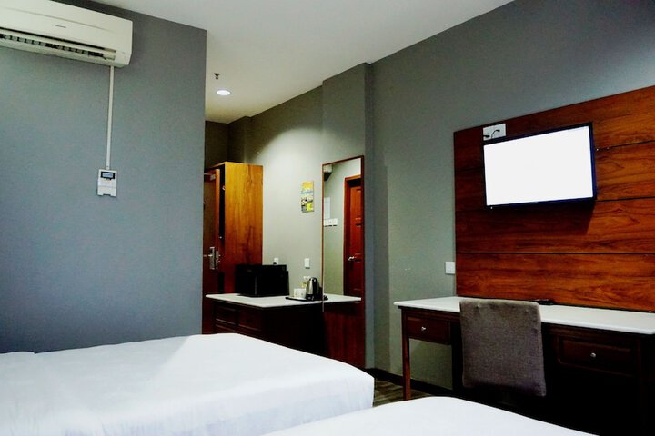 Room 8 of 33
