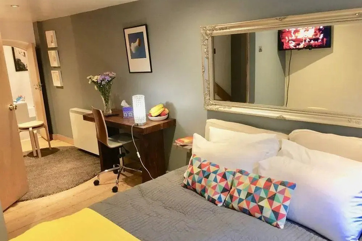 Room 4 of 13