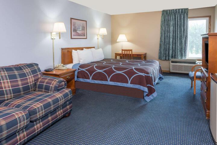 1 Queen Bed (5 of 18)
