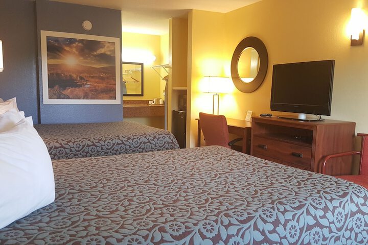2 Queen Beds (8 of 10)